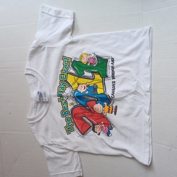 4/$30 White Wonderland Tee - Size XS (Youth) - Picture 1 of 5